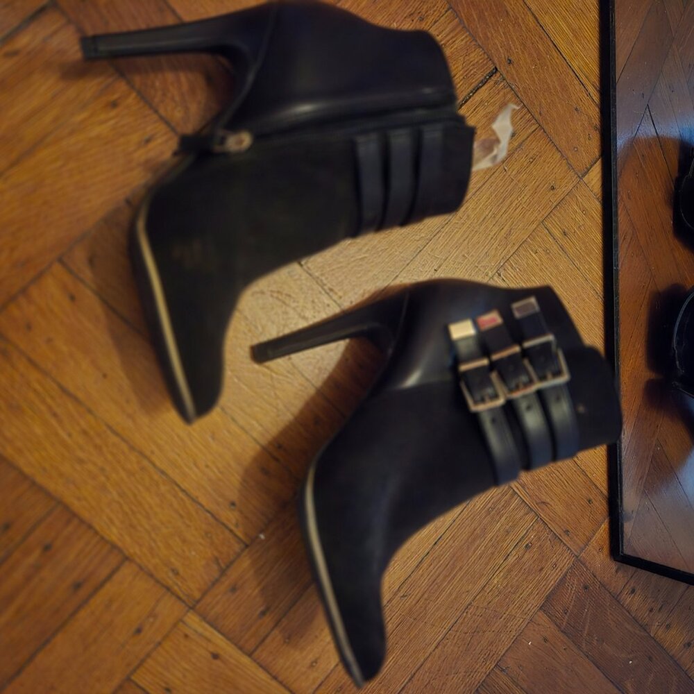 Nwot black leather booties w side zip and buckles Hp😊🔥🔥🔥🔥 - Picture 6 of 6
